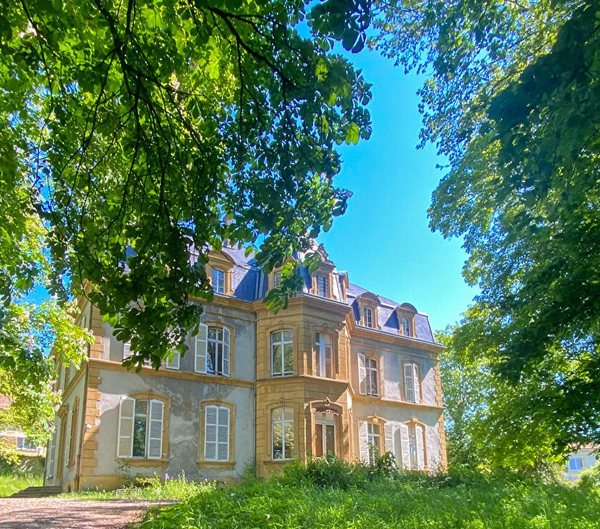Ars-sur-Moselle, Le Domaine du Château : la demeure vue depuis le parc arboré