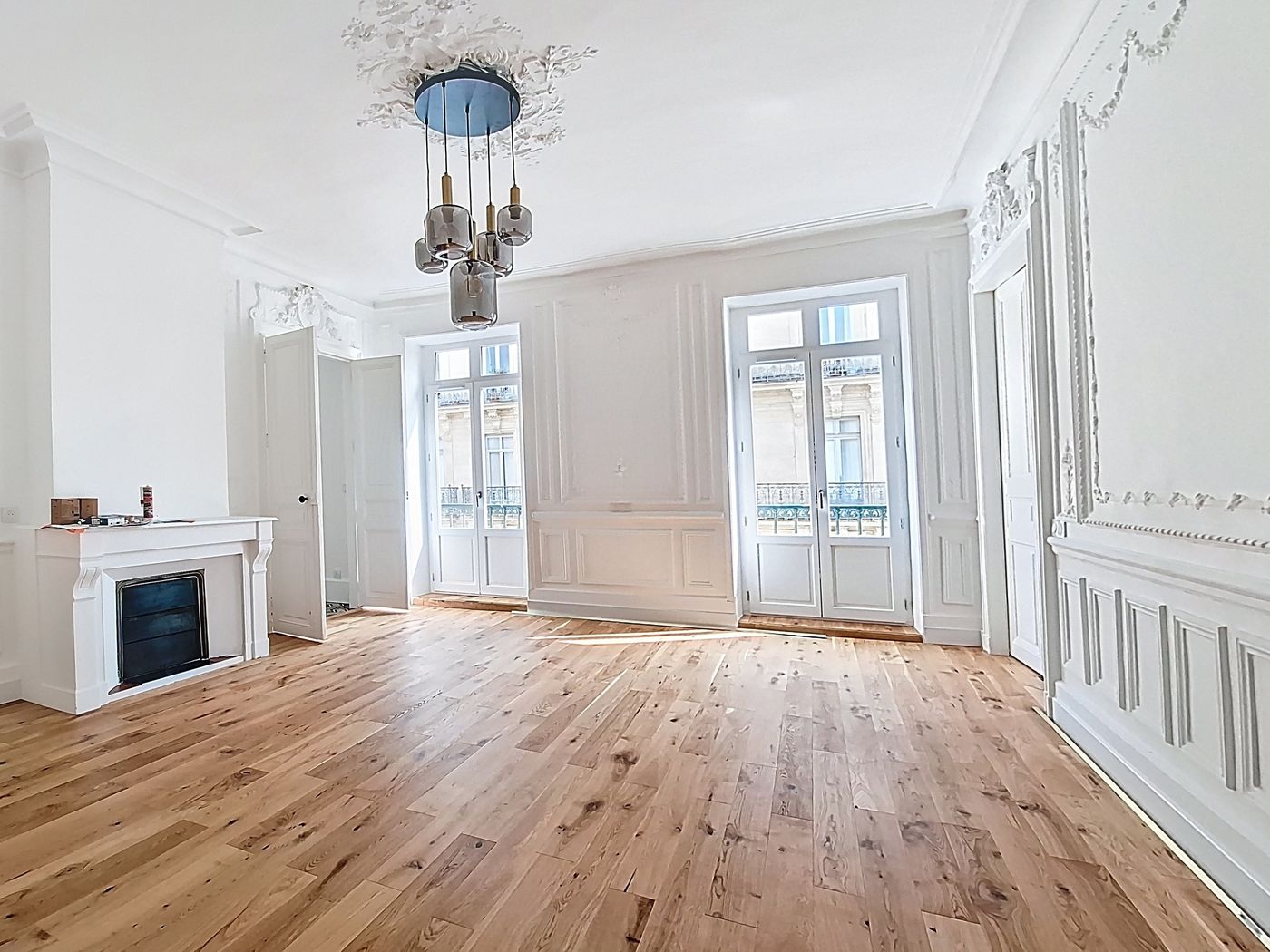 Béziers, projet Saint-Saëns, pièce de vie après travaux : parquet bois, cheminée, rosace et moulures conservées