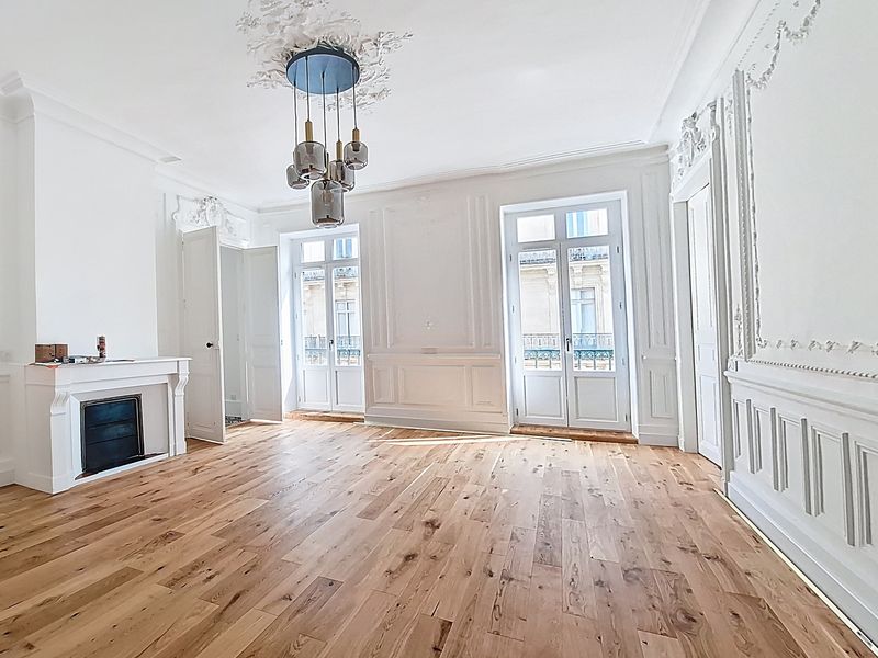 Béziers, projet Saint-Saëns, après travaux : parquet bois, cheminée, rosace et moulures conservées