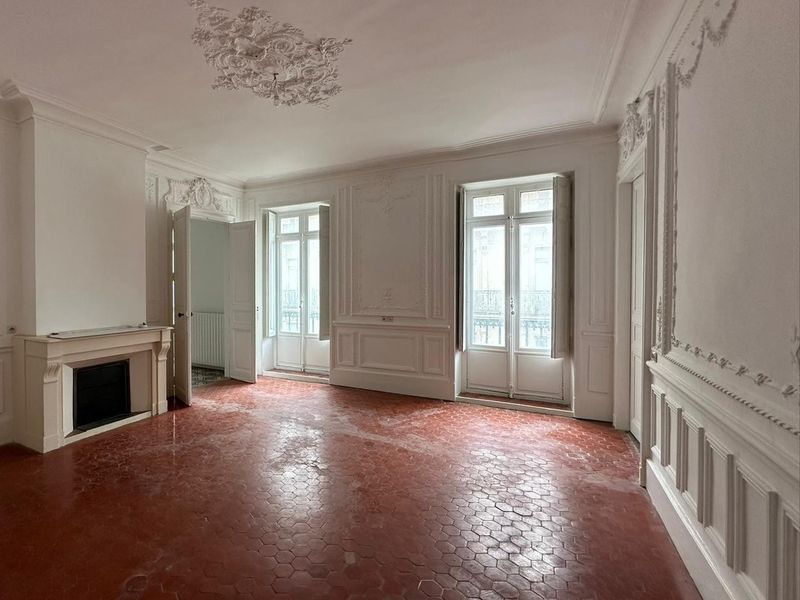 Béziers, projet Saint-Saëns, avant travaux : la même pièce avec son sol en tomettes